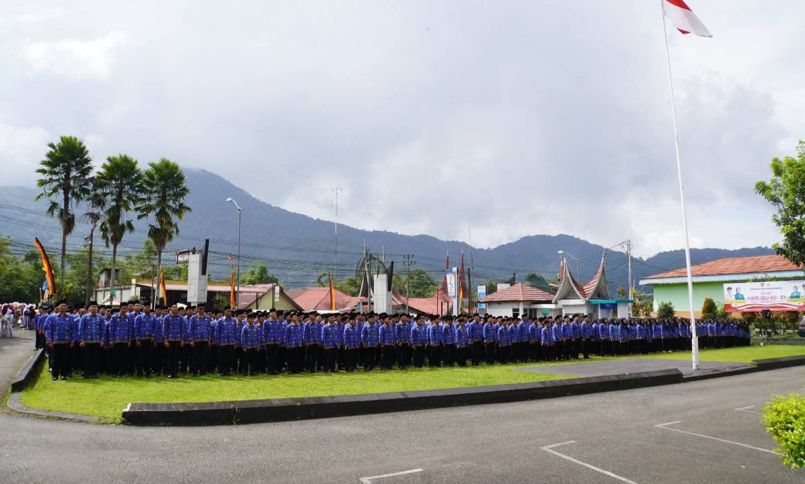 ASN Pemko Padang Panjang saat ikuti upacara